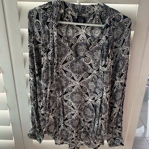 Long sleeve volcom top. Black and white pattern